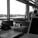 ULB Schreibtisch in der ULB mit Blick auf das Siebengebirge